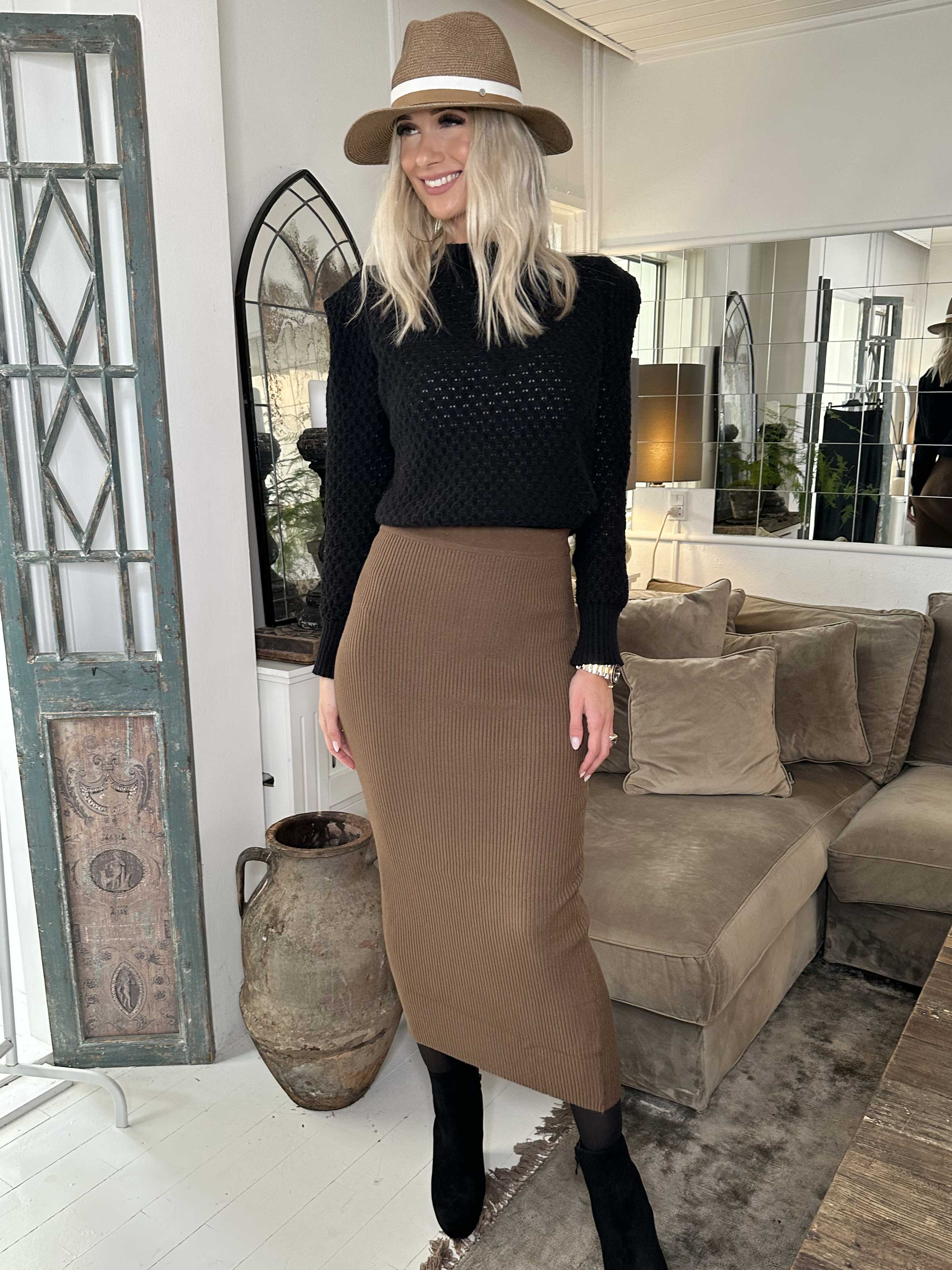 Maribel - Lang tætsiddende striknederdel